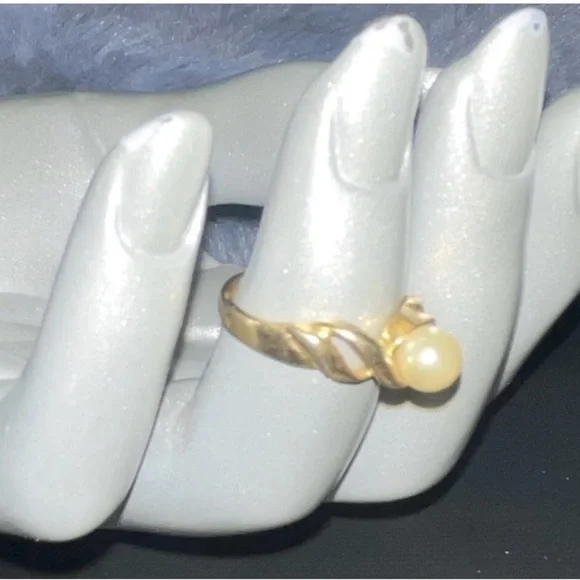 Gold Tone Fashion Ring With Imitation Pearl Sz. 6 1/4 Beautiful band and Ring! - Picture 2 of 3